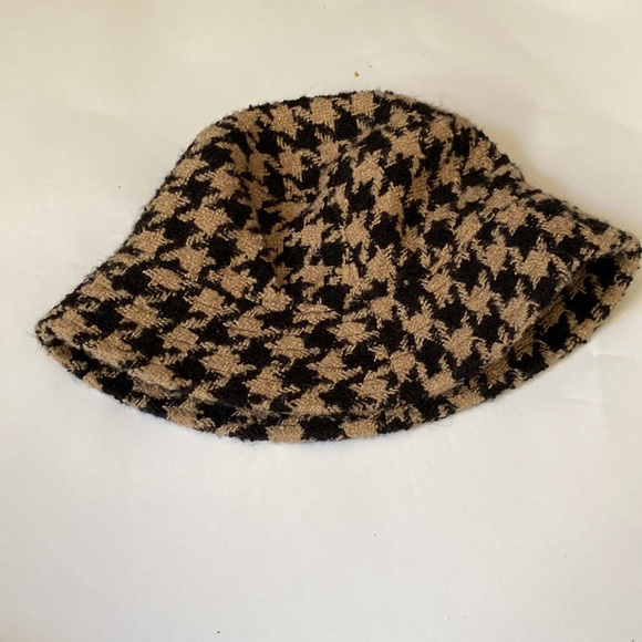 Taupe and black hounds tooth hat from H&M - Picture 4 of 5